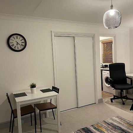 Stunning Studio Flat - Free Parking - 3 Min From Sutton Station Apartamento Exterior foto