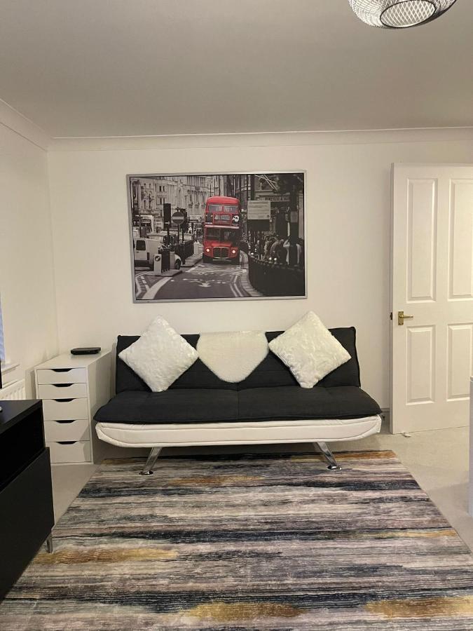 Stunning Studio Flat - Free Parking - 3 Min From Sutton Station Apartamento Exterior foto